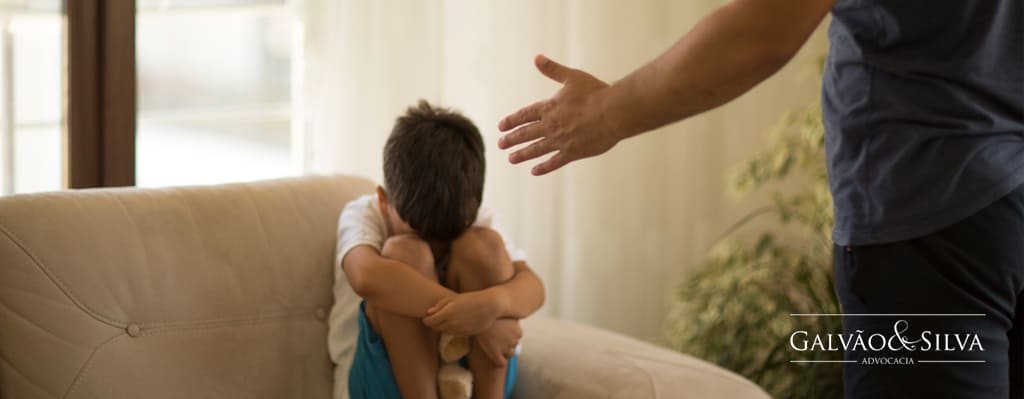 Criança se protegendo - Violência doméstica infantil