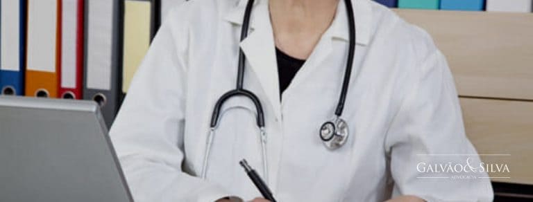 Como o médico deve agir em casos de denúncias perante Conselho de Classe?